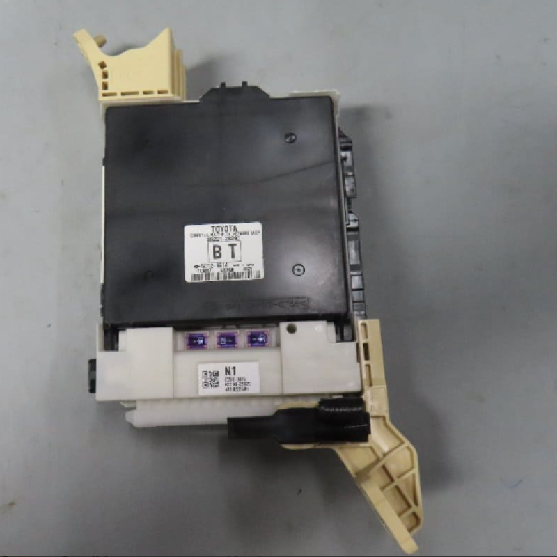 89221-28290 Toyota Noha , Voxy,  Esquire Genuine DAA-ZWR80G Fuse Box relay box 23096 Italy t in 82,730-28,620 Voxy